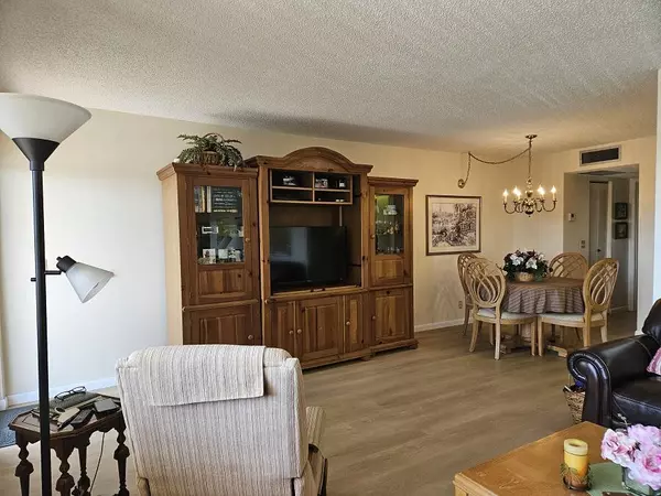 Palm Springs, FL 33461,300 S Village Green CIR 406