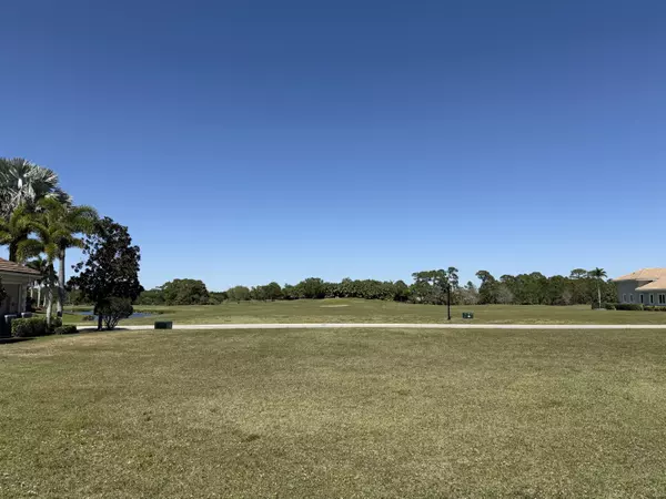 Port Saint Lucie, FL 34984,122 SE Mira Lavella