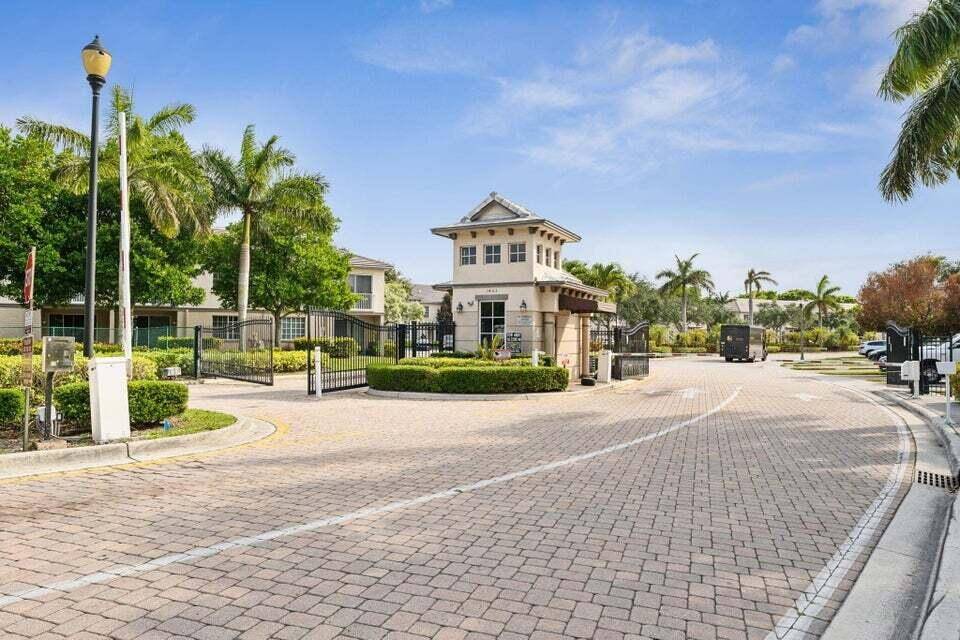 Riviera Beach, FL 33404,2032 Freeport DR