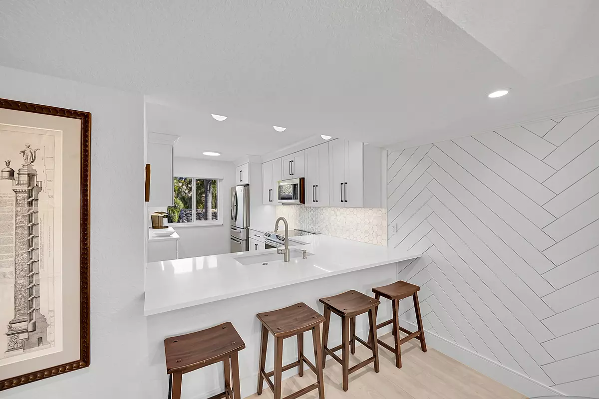 Delray Beach, FL 33483,240 Captains Walk 517