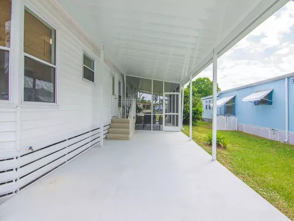 Port Saint Lucie, FL 34952,15 SE Iberian LN