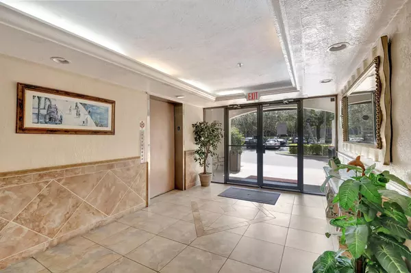 Delray Beach, FL 33444,825 Egret CIR 511