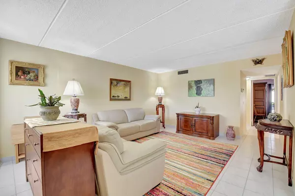 Palm Springs, FL 33461,400 W Village Green CIR 212
