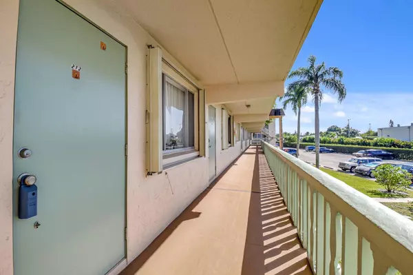 Palm Springs, FL 33461,400 W Village Green CIR 212