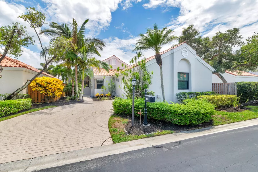 2690 Mikasa DR, Palm Beach Gardens, FL 33410