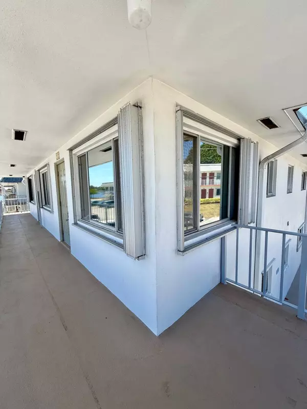 Lake Worth Beach, FL 33461,3160 Lake Osborne DR 212