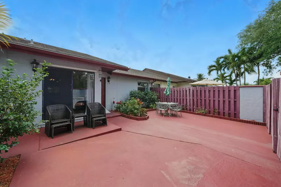 5572 Biscayne DR, Greenacres, FL 33463