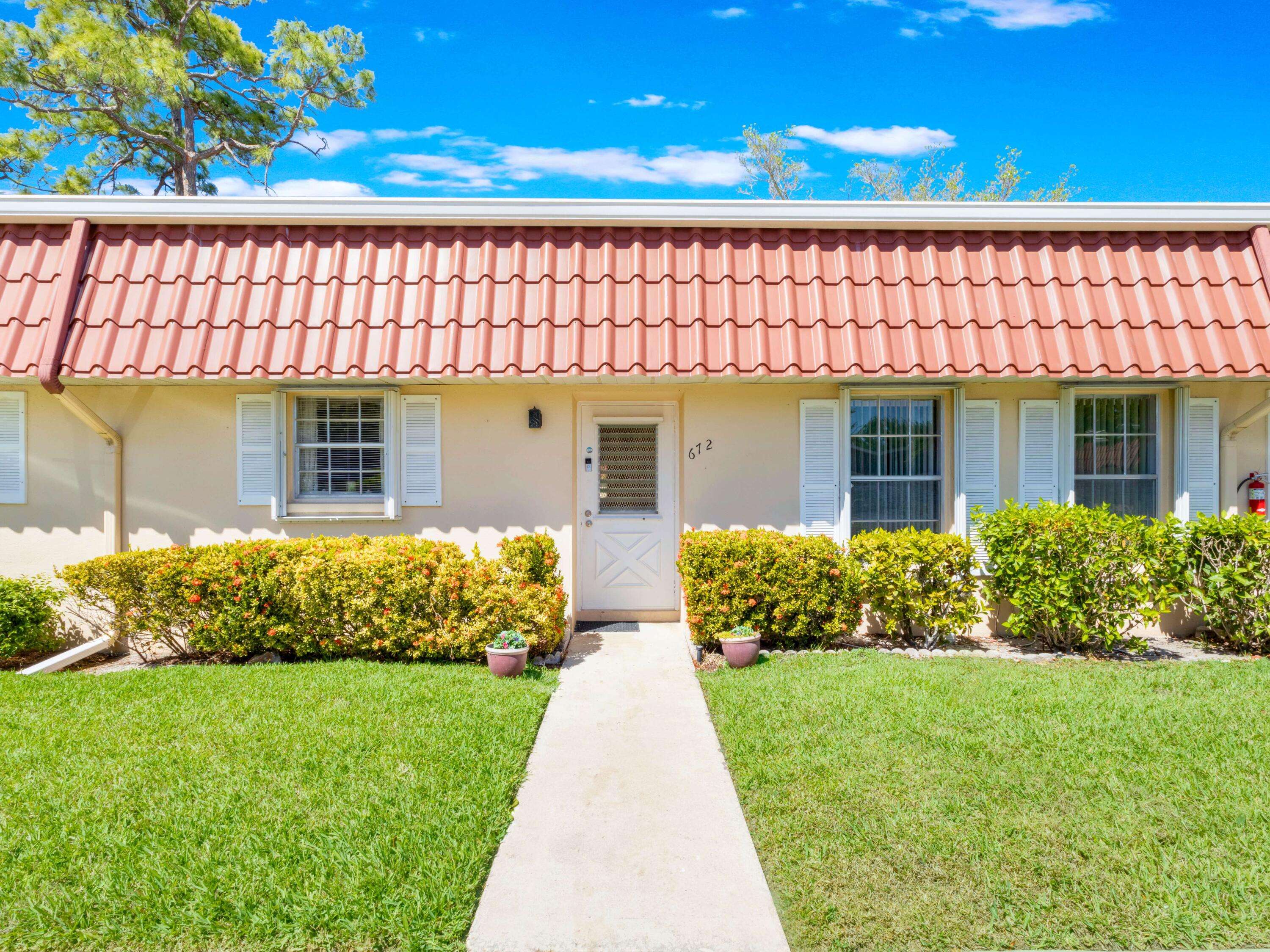 672 Laconia CIR, Lake Worth, FL 33467