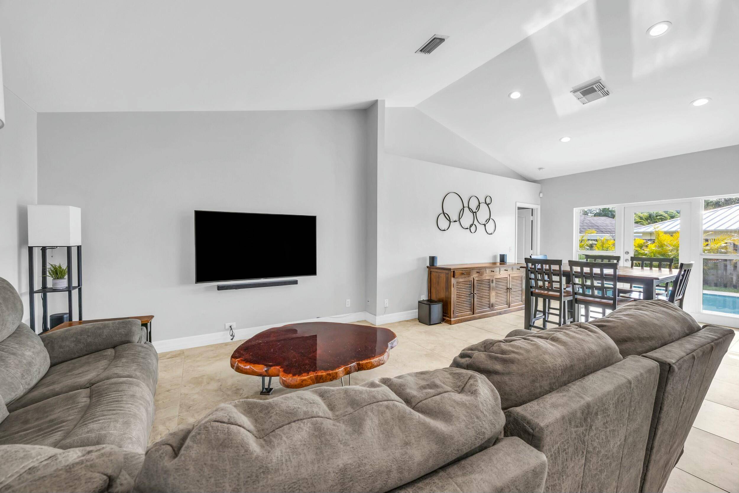Tequesta, FL 33469,11 Hemlock LN