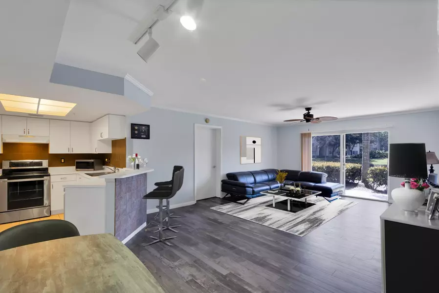 600 N Crestwood CT 611, Royal Palm Beach, FL 33411