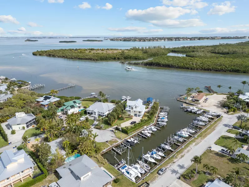 5226 SE Orange ST, Stuart, FL 34997