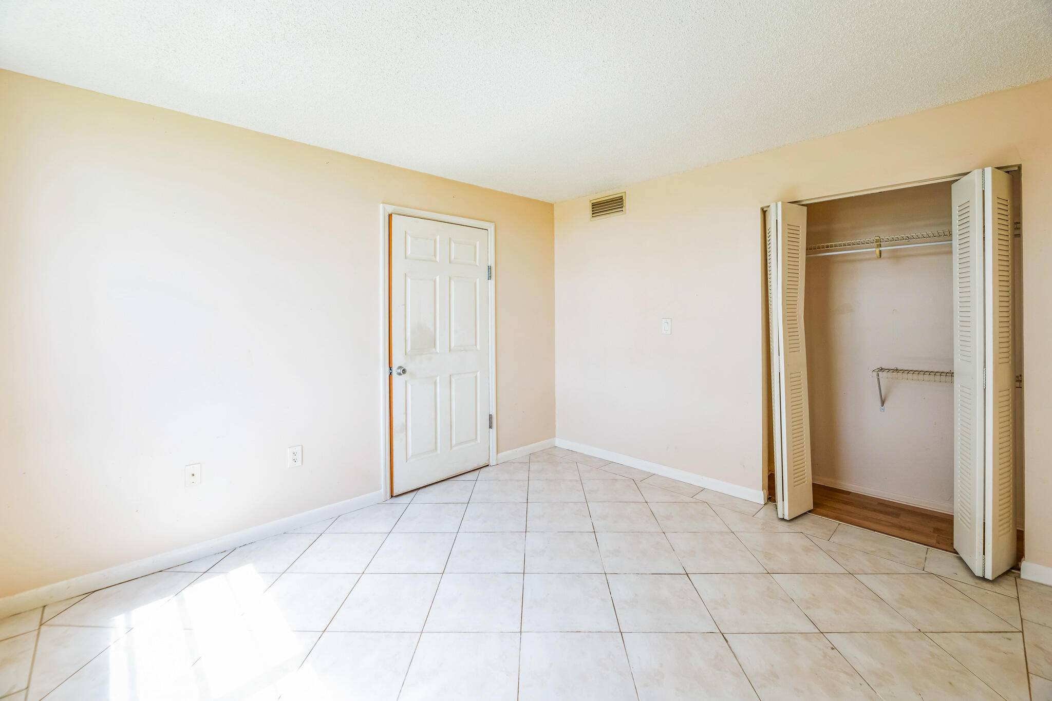 Davie, FL 33324,9440 Tangerine PL 102