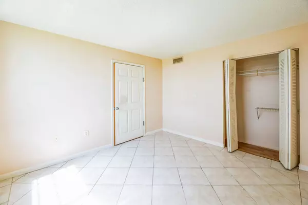 Davie, FL 33324,9440 Tangerine PL 102