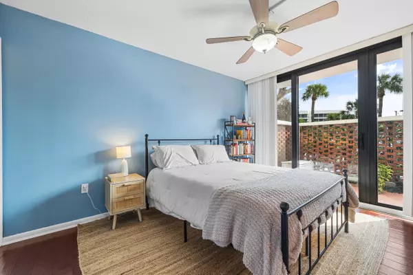 Tequesta, FL 33469,225 Beach RD 102