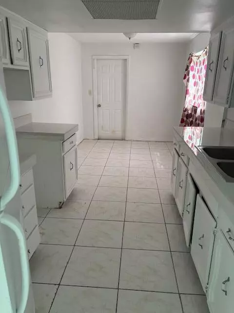 West Palm Beach, FL 33407,5882 E E Bimini CIR