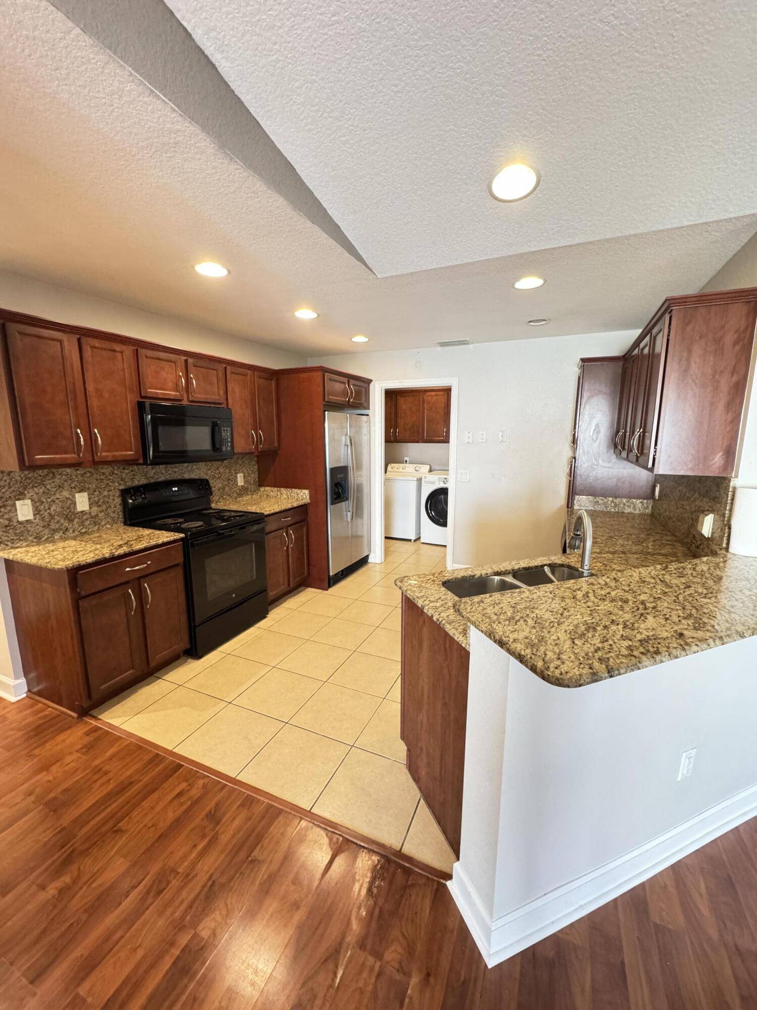 Port Saint Lucie, FL 34952,8 Golf DR