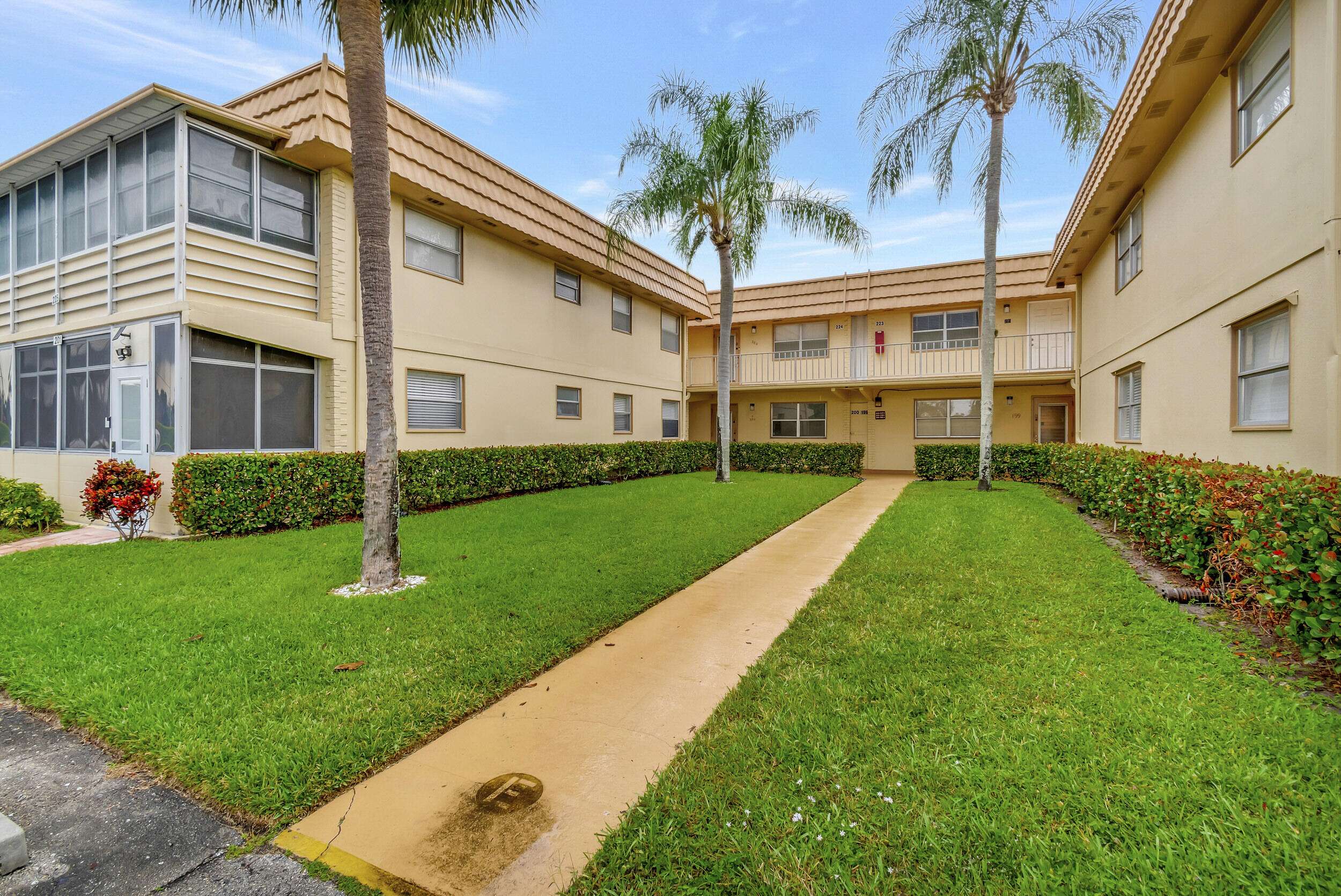 Delray Beach, FL 33446,200 E Saxony