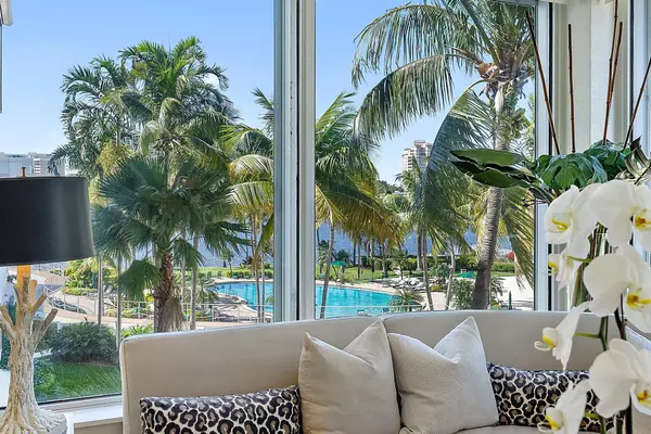 Palm Beach, FL 33480,44 Cocoanut ROW B310