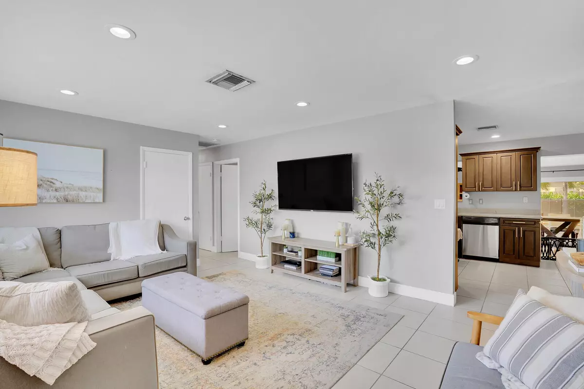 Palm Springs, FL 33461,313 Davis RD