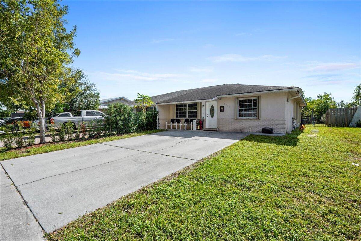 4828 Brady LN, Palm Beach Gardens, FL 33418