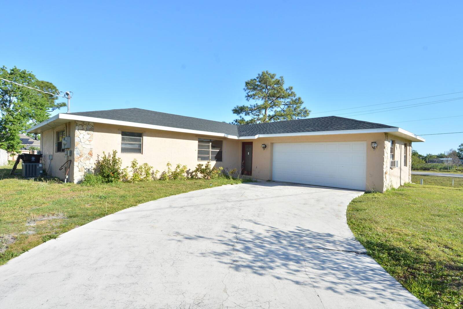 569 SE Fallon DR, Port Saint Lucie, FL 34983