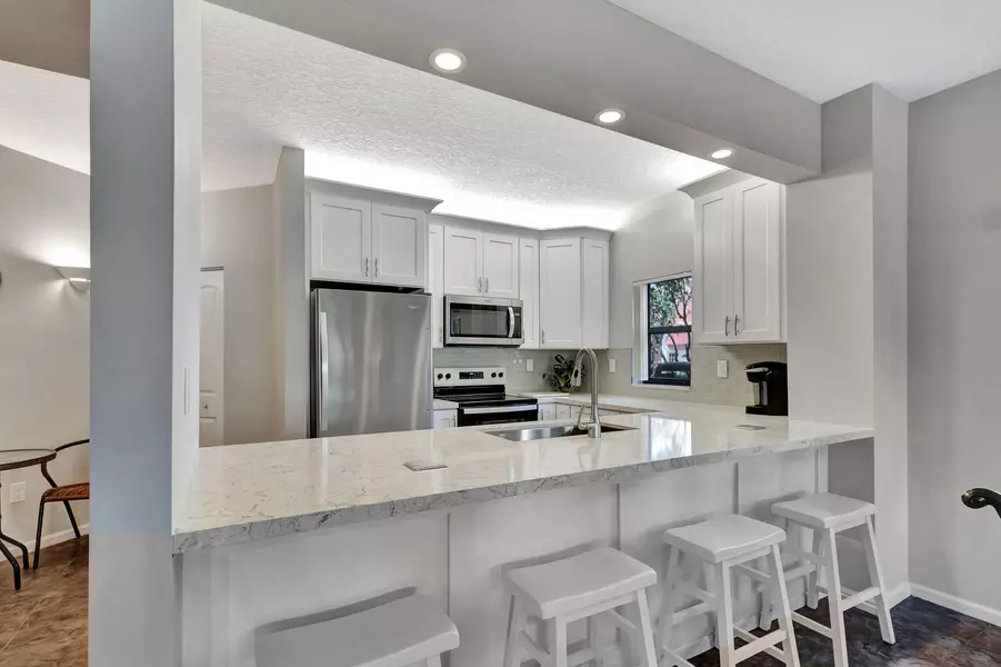 300 Uno Lago DR 101, Juno Beach, FL 33408