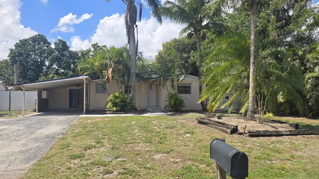 831 Sarazen DR, West Palm Beach, FL 33413