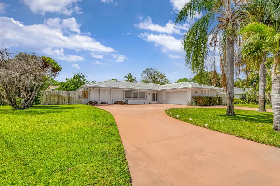 8111 W Lake DR, Lake Clarke Shores, FL 33406