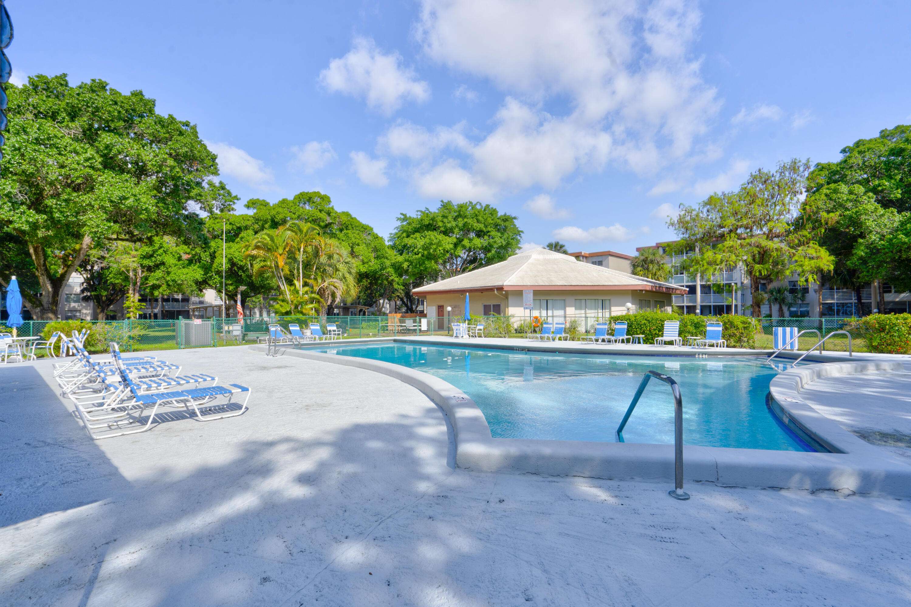 2650 NW 49th AVE 422, Lauderdale Lakes, FL 33313