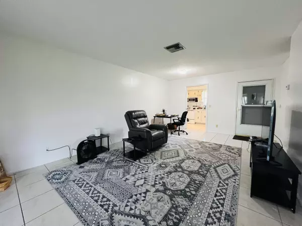 West Palm Beach, FL 33415,2744 E Emory DR E