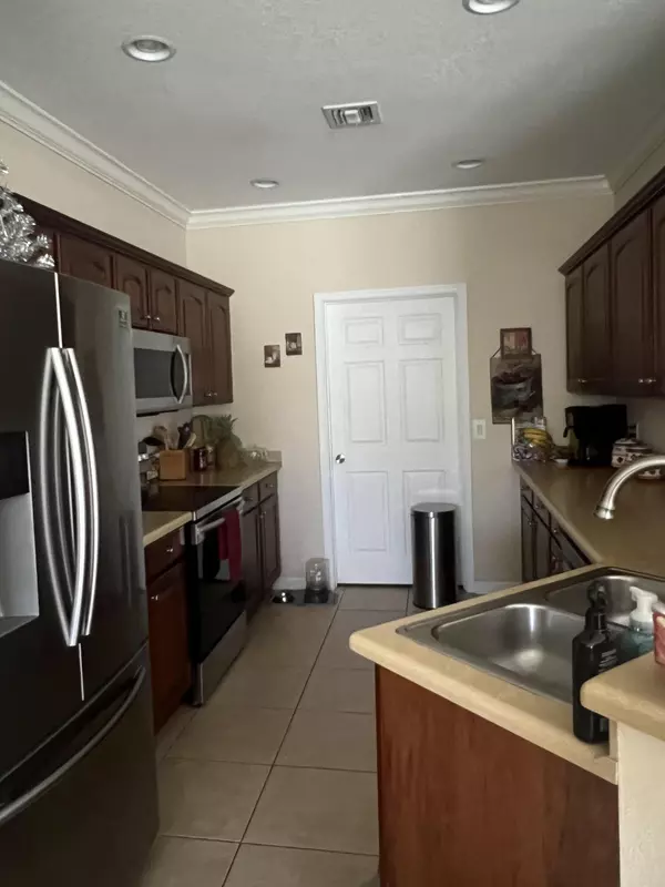 Port Saint Lucie, FL 34983,944 Se Browning Ave