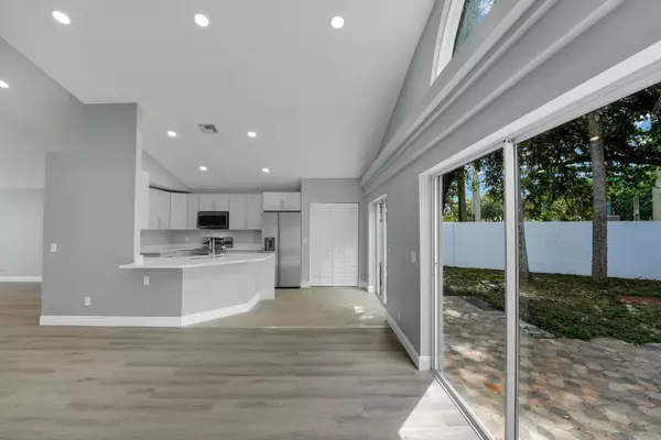 West Palm Beach, FL 33409,4387 Leicester CT