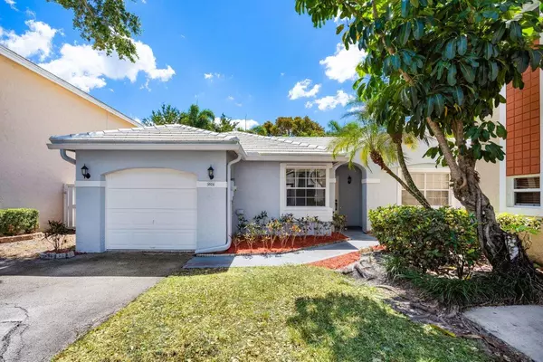 9814 NW 2nd CT, Plantation, FL 33324