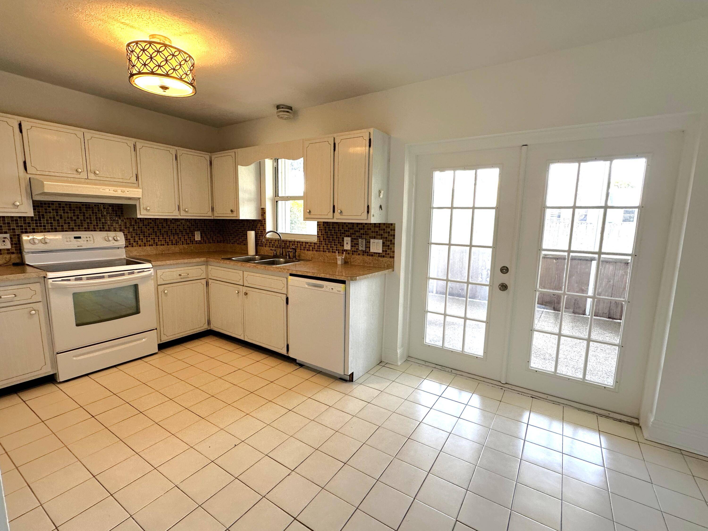 Fort Pierce, FL 34982,4907 Palm DR