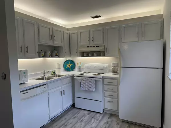 Vero Beach, FL 32962,48 Woodland DR 106