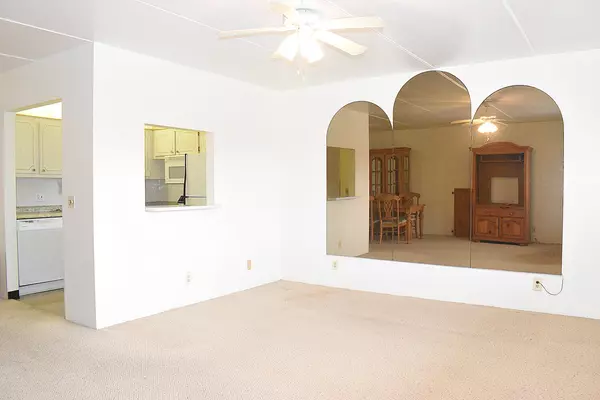 Palm Springs, FL 33461,300 S Village Green CIR 220