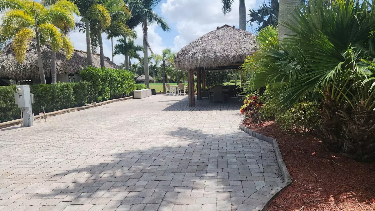 Port Saint Lucie, FL 34986,219 NW Chipshot LN