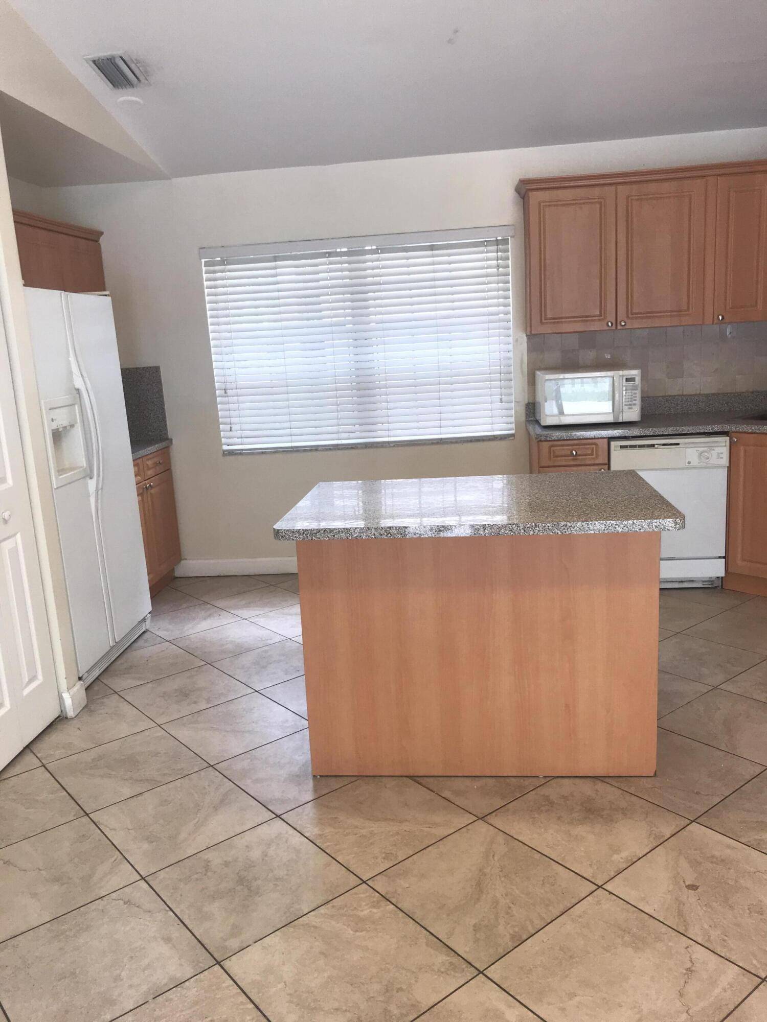 Plantation, FL 33324,845 NW 98 AVE