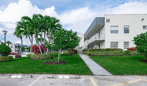 Delray Beach, FL 33484,372 Burgundy H