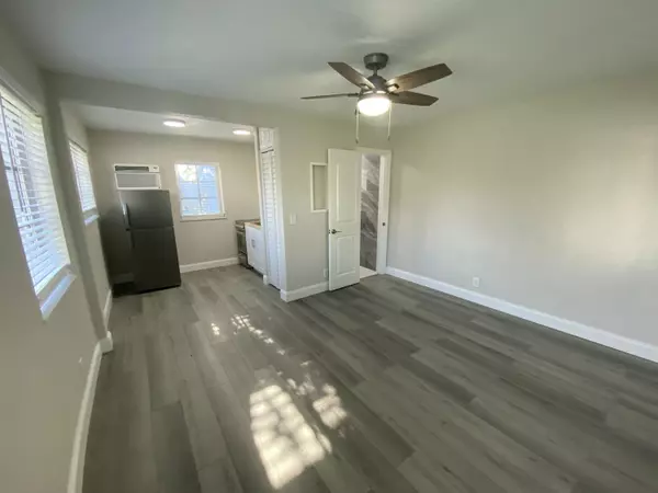 Lake Worth Beach, FL 33460,10 N Palmway 1