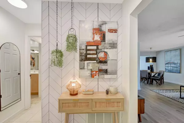 Boynton Beach, FL 33435,23 Colonial Club DR 204