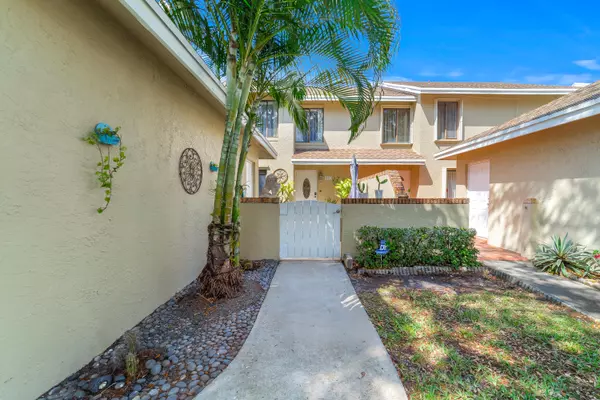 Greenacres, FL 33415,902 Maplewood DR