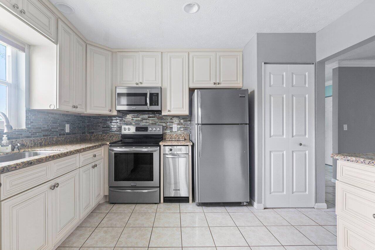 Fort Pierce, FL 34982,1205 S Lakes End DR D2