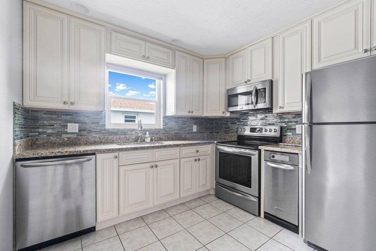 1205 S Lakes End DR D2, Fort Pierce, FL 34982