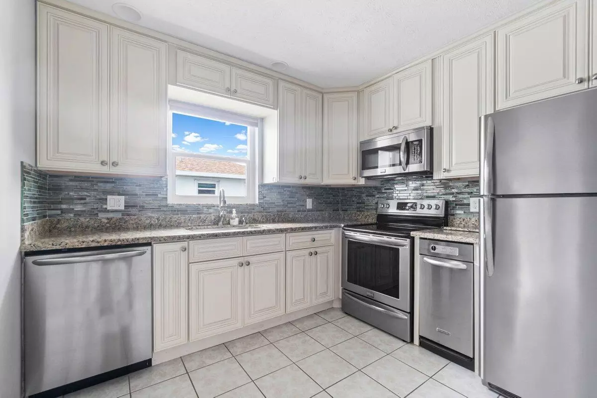 Fort Pierce, FL 34982,1205 S Lakes End DR D2