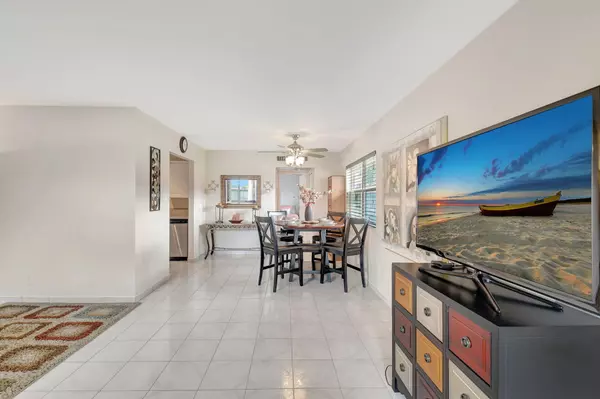 Delray Beach, FL 33446,78 Seville F