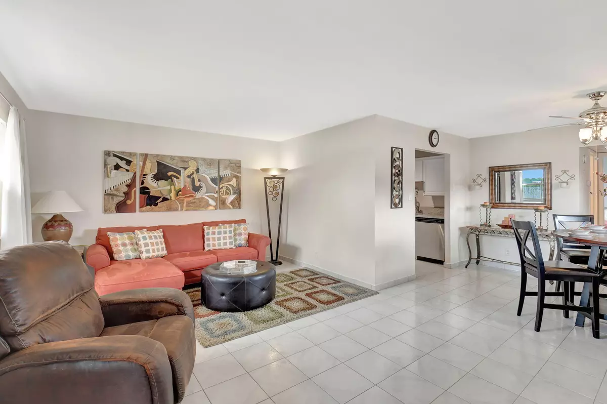 Delray Beach, FL 33446,78 Seville F