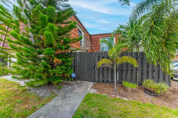 2111 White Pine CIR B, Greenacres, FL 33415