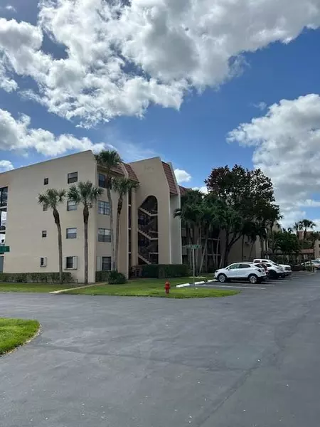 140 Lake Nancy LN 213, West Palm Beach, FL 33411