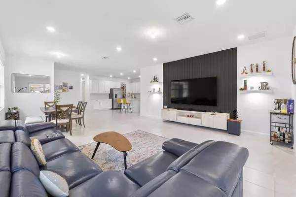1325 E Haywagon TRL, Loxahatchee, FL 33470